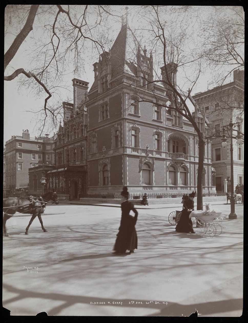 Rezidence Elbridge Thomase Gerryho na 61st Street, přes 5th Avenue, New York, 1899 nebo 1900 (stříbrný želatinový tisk) od Byron Company