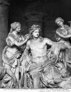 Apollo ošetřovaný nymfami v háji Apollónových lázní, popravený za pomoci Thomase Regnaudina (1622-1706) 1666-75 (detail) (viz 242847, 242849) (mramor)