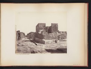 Pohled na Tempio della Fortuna Augusta v Pompejích, Itálie Tempio della Fortuna. Pompeje (název na objektu)